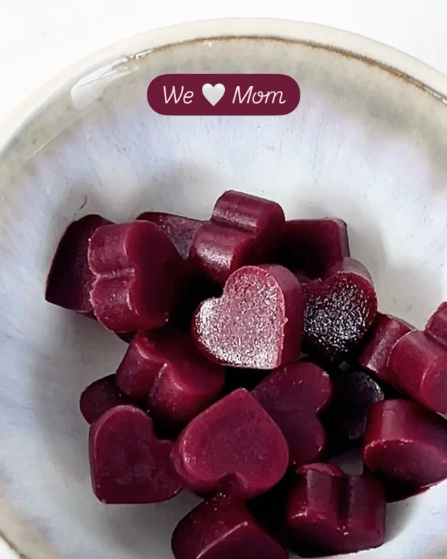 Ein bisschen Liebe ins Glas gefällig? 💜✨
Zum Muttertag überraschen wir Mama mit einem ganz besonderen Hingucker:
Herz-Eiswürfel aus unserem NUSSYY®️ BIO SMOOTHIE 100 % – MERRY BERRY, verfeinert mit Zitronenscheiben, frischer Minze & essbaren Blüten. 💐

So schmeckt Liebe auf den ersten Schluck – fruchtig, blumig & einfach wunderschön! 🌸💛

#NUSSYY #BIO #veganleben #muttertag #muttertagsidee