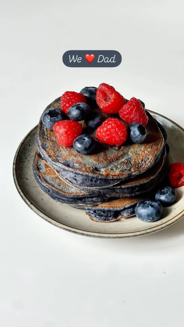 Beerenstarke Liebe zum Vatertag! 🫐🥞
Dieses Jahr sagen wir Danke mit fluffigen Pancakes, die nicht nur ❤️ sondern auch ordentlich NUSSYY® Power enthalten!
So einfach geht’s:
❤️ 150 ml Mehl nach Wahl
❤️ 75 ml NUSSYY® BIO HAFER-MANDEL-DRINK
❤️ 150  ml NUSSYY® BIO SMOOTHIE 100 % MERRY BERRY
❤️ 1 TL Backpulver
❤️ eine Prise Zimt
 → alles vermengen, ausbacken & mit Liebe servieren 💛

Perfekt für alle Super-Dads (und Super-Frühstücksmenschen)!

#NUSSYY #BIO #vegan #pancakes #brunch #veganepancakes