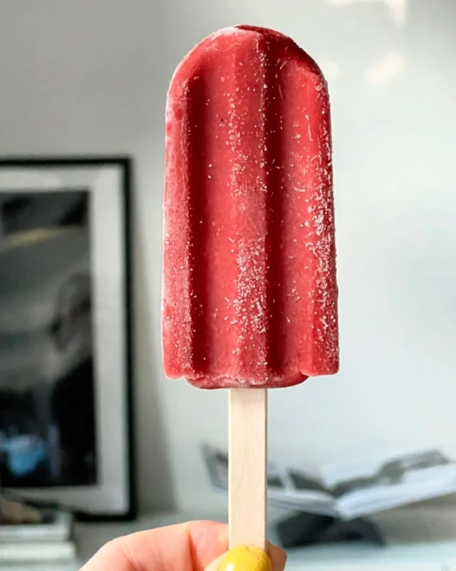 Pink, fruchtig, einfach zum Verlieben
Unser NUSSYY® BIO EIS AM STIL – Himbeere ist der perfekte Sommer-Snack: herrlich erfrischend, ganz ohne Zuckerzusatz und voll im Geschmack.
Für alle, die’s beerig lieben – und nie genug davon kriegen können.

Schon probiert?

#NUSSYY #BIO #eisamstil #vegan