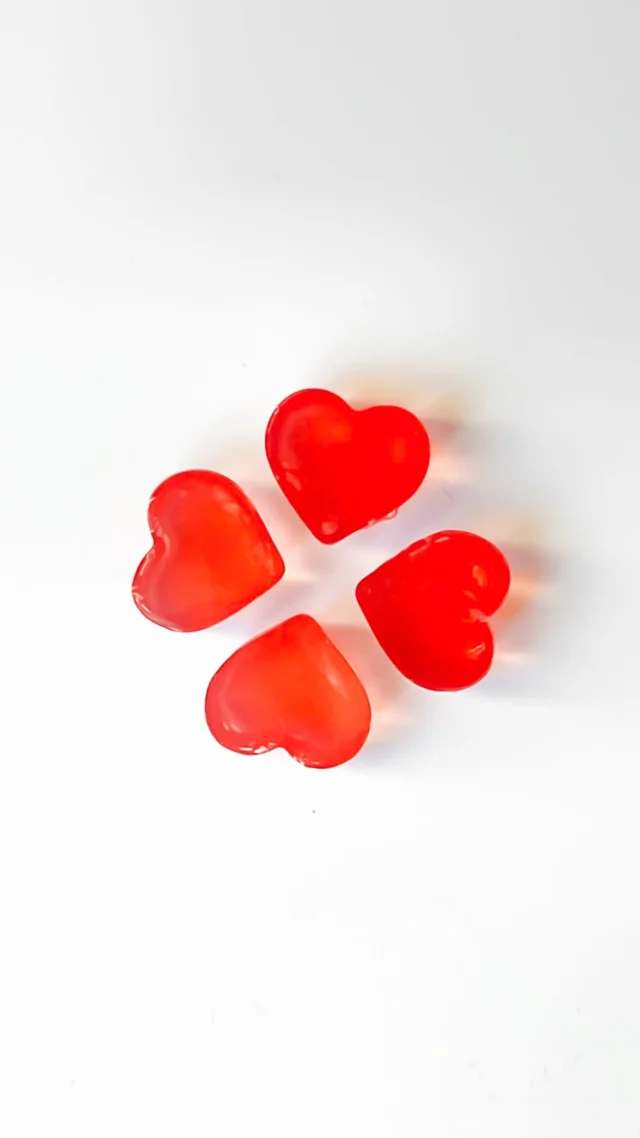 Fruchtgummis – ganz ohne Zuckerzusatz? Yes, please!

Alles, was Du brauchst: Deinen liebsten NUSSYY® BIO Tee und ein veganes Bindemittel wie Agar Agar. Optional kannst Du noch etwas frischen Saft (z. B. Zitrone, Orange oder Grapefruit) dazumischen – für extra Frische und Geschmack.

So funktioniert’s:
❤️ NUSSYY® BIO Tee mit heißem Wasser in einer Teetasse aufgießen und für 5 - 8 Minuten ziehen lassen
❤️ 1 TL Agar Agar mit 2 TL Tee in einem Topf glatt rühren, anschließend 50ml des Tees (und nach belieben frischen Saft) beimengen und 5 Minuten leicht köcheln lassen
❤️ Tee-Agar Agar Mischung vorsichtig in Eiswürfelformen füllen (zum Beispiel mit einem Teelöffel)
❤️ Abkühlen lassen und danach für mindestens 3 Stunden im Kühlschrank aushärten lassen
❤️ Anschließend eiskalt genießen 😋

Tipp: Kleine Formen eignen sich besonders gut – wir haben’s ausprobiert. Die Fische waren eher… ungeeignet, aber lecker waren trotzdem alle. Hihi!

#NUSSYY #BIO #vegan #fruchtgummis #ohnezuckerzusatz