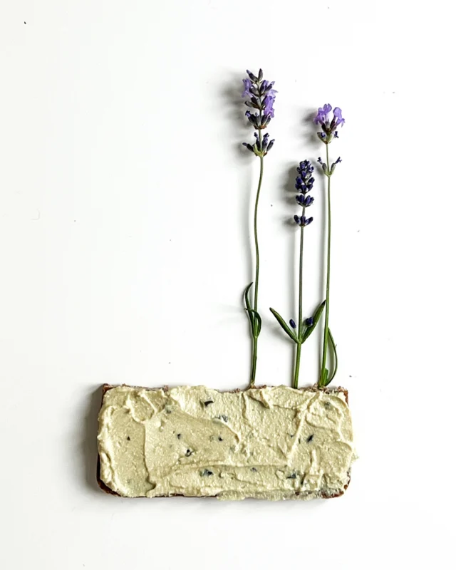 So sieht’s aus, wenn man mit unseren NUSSYY® Lieblingen kreativ wird!
Unsere kleine Blumenwiese ist nicht nur ein Hingucker, sondern fast komplett essbar – bis auf den Lavendel, der bleibt zur Deko.
Wie ihr dieses Kunstwerk selbst zaubert? Zeigen wir euch bald! 🌾💛

#NUSSYY #BIO #vegan #blumenwiese #kreativeküche